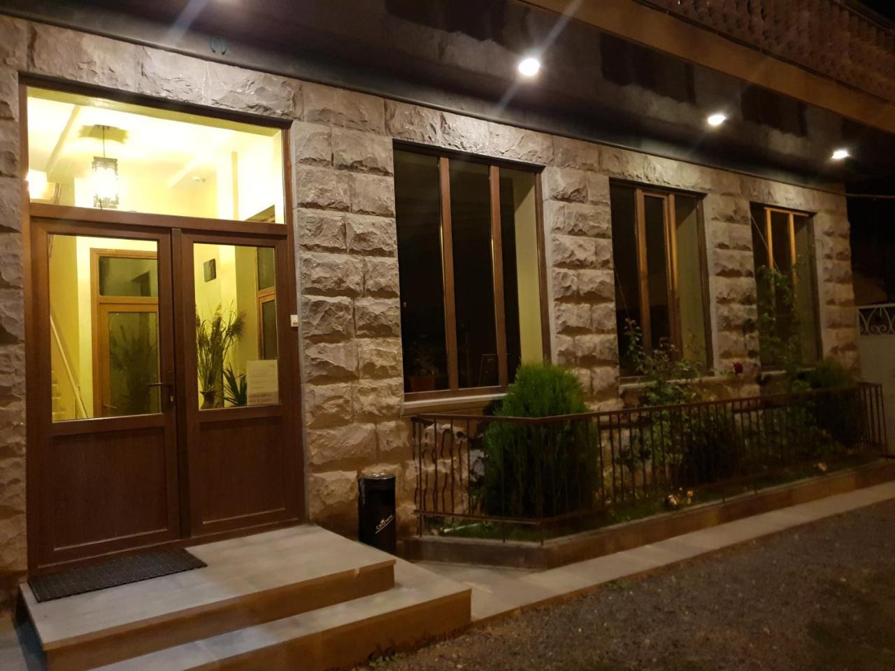 Guesthouse Crown Of ซากาดซอร์ ภายนอก รูปภาพ
